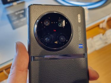 Hand hält das Smartphone Vivo X90 Pro in einem Ladengeschäft