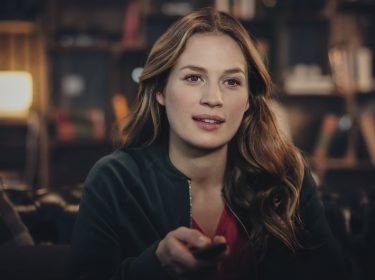 Frau mit Fernbedienung