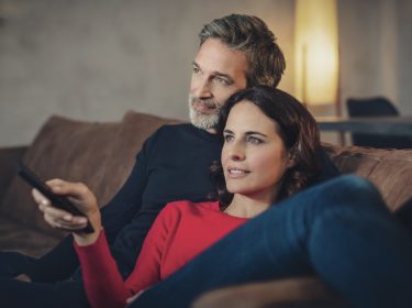 Paar schaut Fernsehen