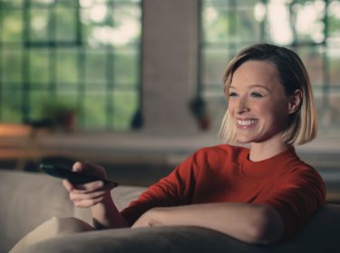 Frau mit Fernbedienung