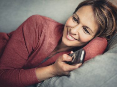 Frau mit Fernbedienung