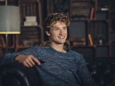 Mann mit Fernbedienung