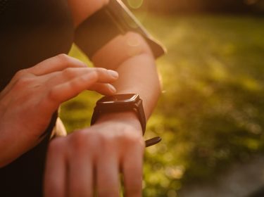 Smartwatch am Handgelenk einer FRau