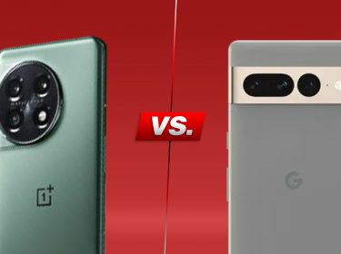 Smartphones OnePluss 11 und Pixel 7 Pro von hinten nebeneinander vor rotem Hintergrund
