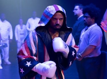 Michael B. Jordan als Adonis Creed steht einem Gegner im Box-Ring entgegen