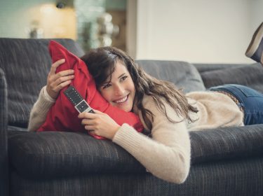 Frau schaut Fernsehen