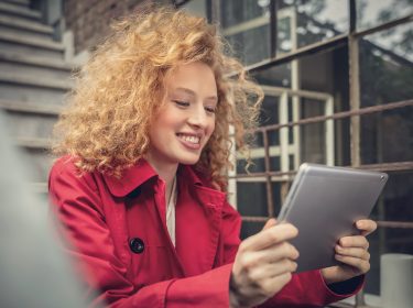 Frau mit Tablet