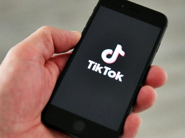 TikTok-Logo auf Smartphone