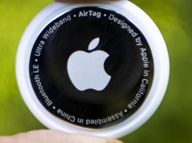 AirTag von Apple vor grünem Hintergrund