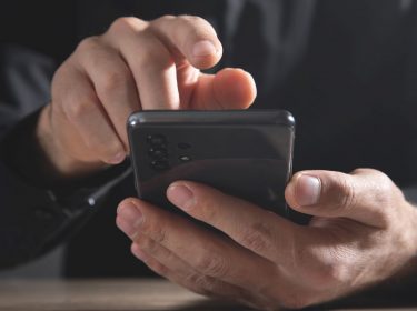 Mann tippt auf Smartphone