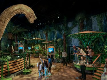 Ein großer Brachiosaurus in der Jurassic World-Ausstellung