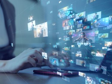 person nutzt bild-ki