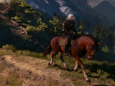 Auf dem Bild aus The Witcher 3 ist Geralt von Riva auf seinem Pferd Plötze zu sehen, wie er einen Waldweg entlangreitet. Die Szene ist atmosphärisch mit Bergen und Sonnenuntergang im Hintergrund. Das Bild steht beispielhaft für visuelle Easter Eggs in Games, die sich in der liebevollen Gestaltung der Spielwelt widerspiegeln.