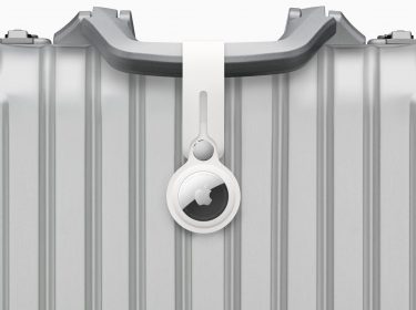 Apple AirTag hängt am Koffer
