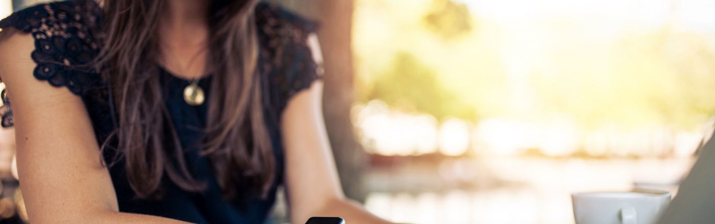 Frau trägt Apple Watch auf dem Arm