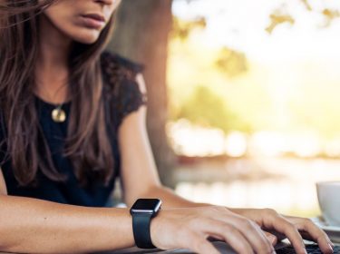 Frau trägt Apple Watch auf dem Arm