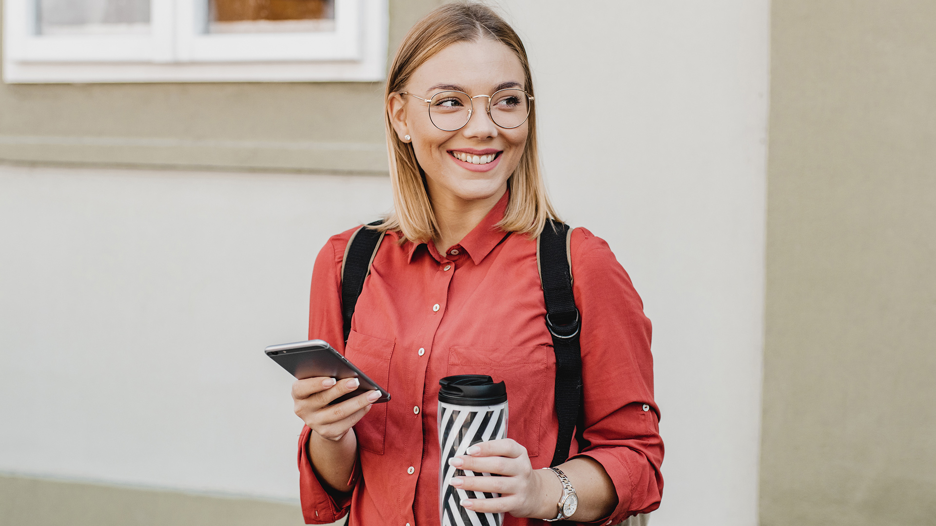 Auf dem Bild in dem Artikel zu Vodafones Student:innen-Tarifen ist eine Frau mit Brille und einem Handy zu sehen. 