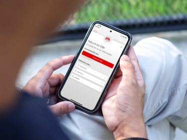 eine Person nutzt Chatbot TOBi um Hilfe zu bekommen
