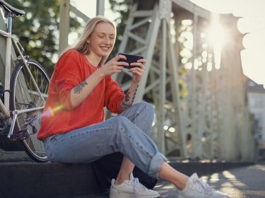 studentin surft im internet