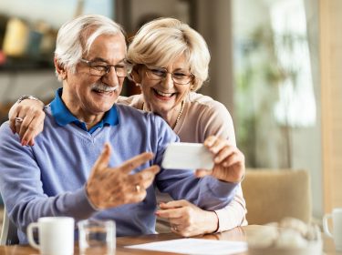 senior:innen benutzen smartphone zuhause