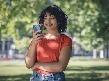 frau surft im internet unterwegs