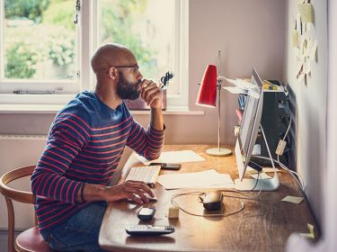 mann surft zuhause im internet