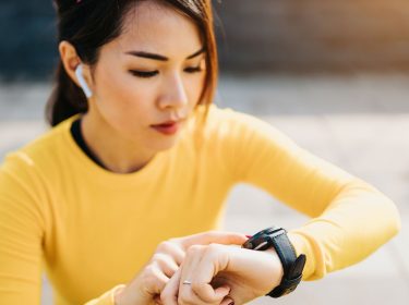 Frau schaut auf ihre Smartwatch