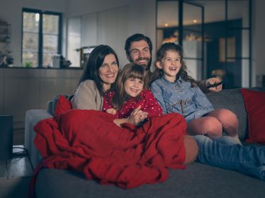 familie guckt filme mit gigatv und kabel