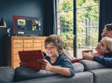 Eine Familie schaut gemeinsam TV und freut sich über das Angebot 1 Jahr GigaTV geschenkt