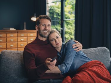 Ein Pärchen schaut sich Netflix mit GigaTV an