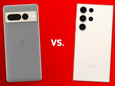 Smartphones Pixel 7 Pro und Galaxy S23 Ultra von hinten nebeneinander vor rotem Hintergrund