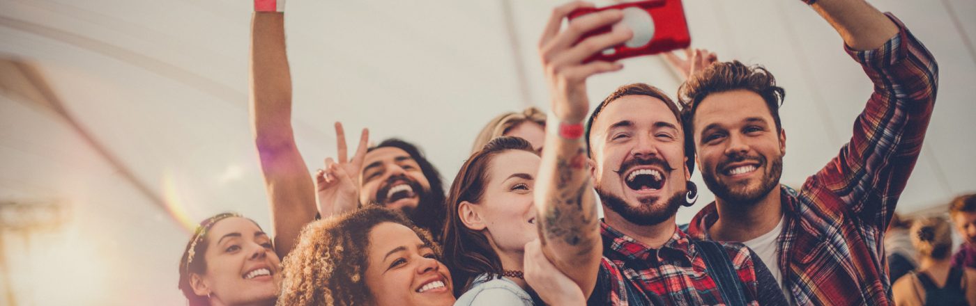 Eine Gruppe feiert auf einem Festival und genießt die mobilen Basisstationen von Vodafone