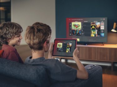 zwei Kinder schauen zusammen eine Sendung GigaTV-Mediatheken für Kinder