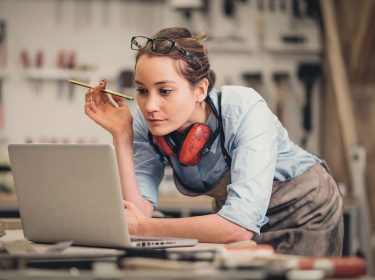 frau surft mit laptop im internet