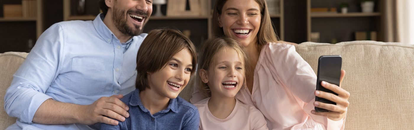 familie surft im internet; beste mobilfunktarife für familien