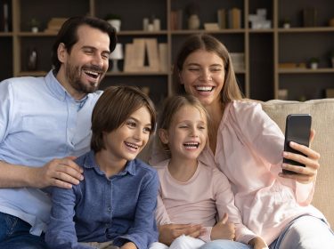 familie surft im internet; beste mobilfunktarife für familien