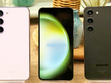 Drei Samsung Galaxy S23 mit Kamera