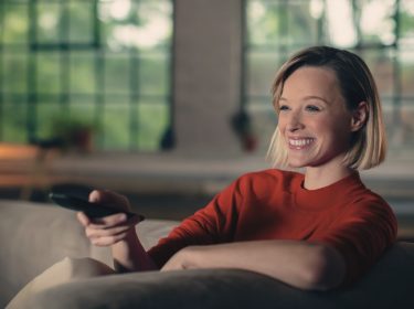 Frau mit Fernbedienung