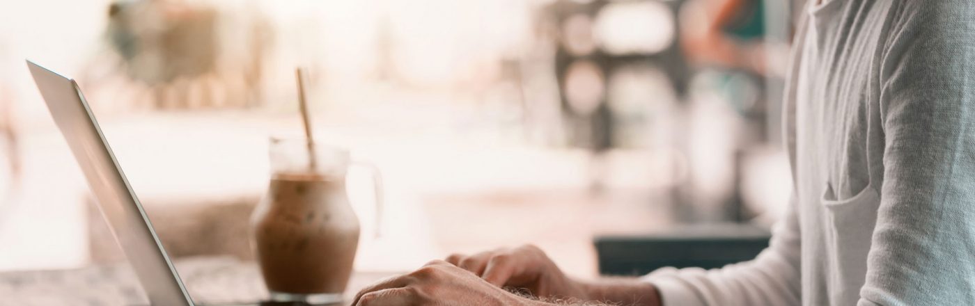 mann arbeitet im homeoffice die besten mobilfunktarife für digitale nomaden