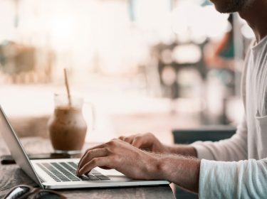 mann arbeitet im homeoffice die besten mobilfunktarife für digitale nomaden