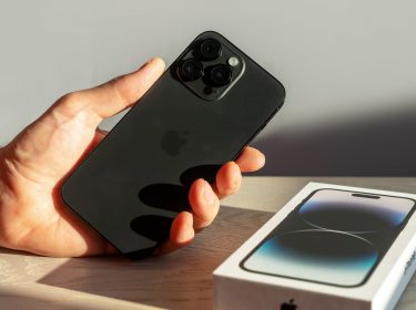 iPhone 14 Pro Max in der Hand