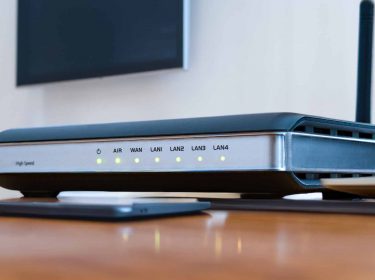 EIn WLAN-Router steht auf einem Schreibtisch