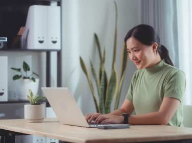 frau benutzt dsl internet zuhause