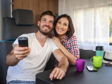 Ein Paar schaut im Wohnmobil fern