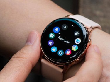 Eine Galaxy Watch am Handgelenk einer Person