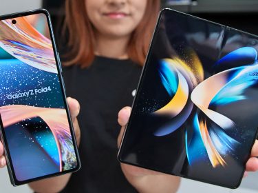 Junge Frau zeigt zwei Galaxy Z Fold4