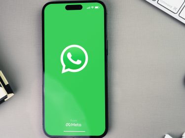 Ein Smartphone mit WhatsApp-Logo