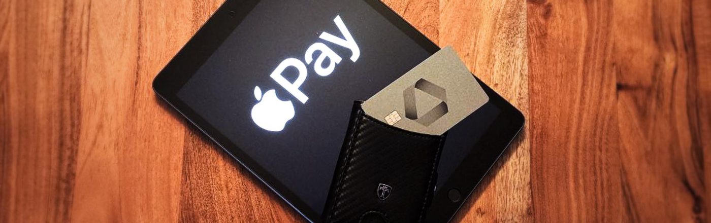 Ein iPad mit Apple-Pay-Symbol und Bankkarte