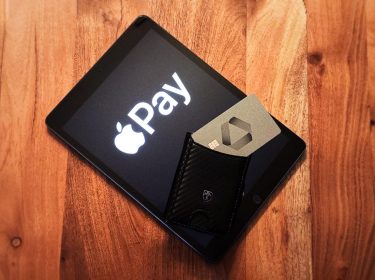 Ein iPad mit Apple-Pay-Symbol und Bankkarte