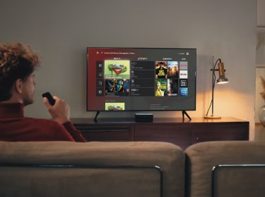 Mann mit Fernbedienung schaut GigaTV